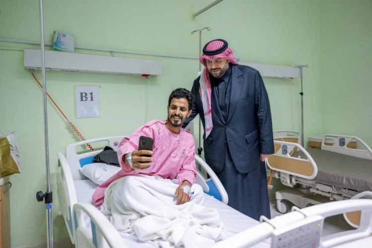 أمير الحدود الشمالية يتفقد مستشفى محافظة العويقيلة المركزي