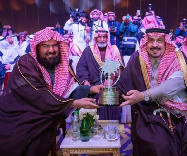 سمو أمير الرياض يسلم الشيخ السديس جائزة الملك عبدالعزيز للجودة