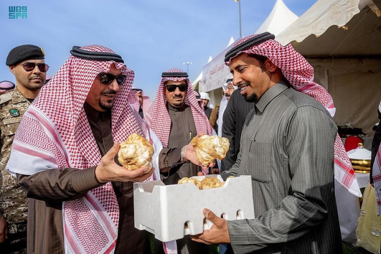 سمو أمير القصيم يزور مهرجان الفقع بمركز شري