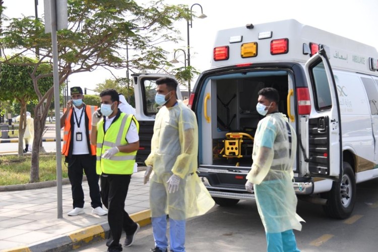 لجنة الطوارئ والأزمات بصحة جدة تنقذ ستينياً أثناء الحالة المطرية