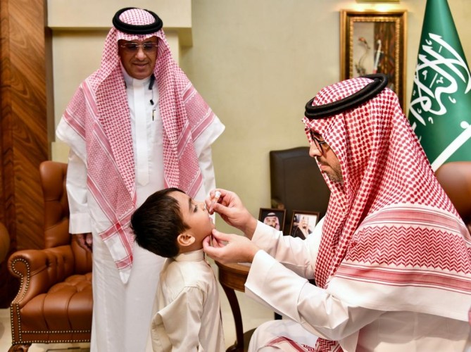 الأمير سعود بن جلوي يدشن حملة تطعيم شلل الأطفال بجدة