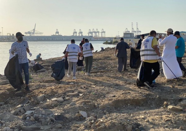 أمانة جدة تشارك في حملة لتنظيف شاطئ الحمراء