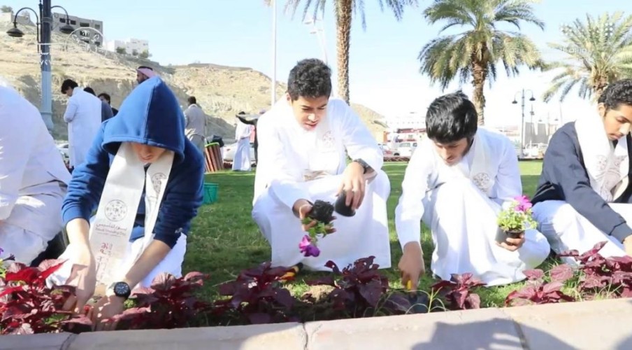 طلاب تعليم مكة يحتفون بيوم التأسيس مع المسنين في الرعاية الاجتماعية ويزرعون حديقة التنعيم وردا