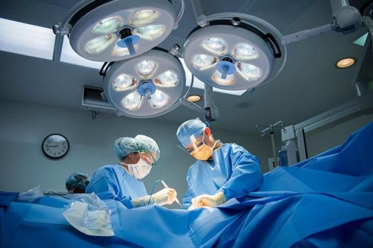 فريق طبي بمستشفى الملك سعود بعنيزة ينجح بإجراء عملية جراحية عاجلة تمكن خلالها من توسيع القناة الشوكية وإزالة الضغط عن الأعصاب