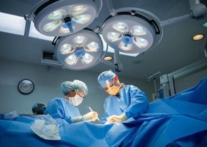 فريق طبي بمستشفى الملك سعود بعنيزة ينجح بإجراء عملية جراحية عاجلة تمكن خلالها من توسيع القناة الشوكية وإزالة الضغط عن الأعصاب