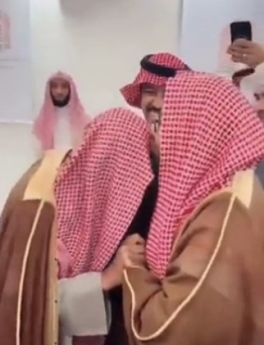 تقديراً ووفاءً لهما .. بالفيديو: المطلق يُقبل رأس معلميه عبدالعزيز الخرعان ومحمد المحيميد