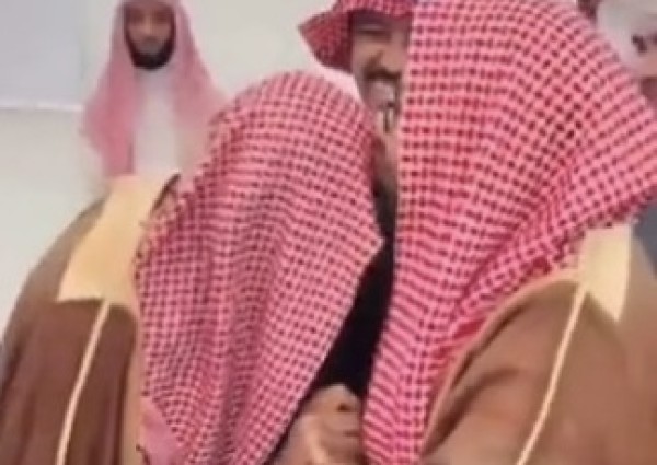 تقديراً ووفاءً لهما .. بالفيديو: المطلق يُقبل رأس معلميه عبدالعزيز الخرعان ومحمد المحيميد