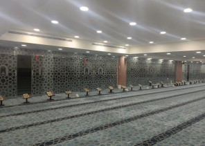 “الشؤون الإسلامية” تبدأ المرحلة الأولى من تركيب الفواصل الزجاجية لمساجد مكة المكرمة