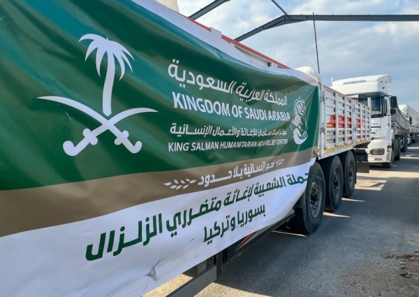 عبور 11 شاحنة إغاثية منفذ غصن الزيتون تحمل مواد غذائية وإيوائية مقدَّمة من مركز الملك سلمان للإغاثة لتوزيعها في المناطق السورية المتضررة من الزلزال
