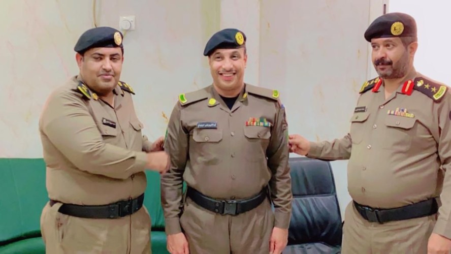 مدير شرطة محافظة خيبر  يقلد الرقيب أول عبدالكريم الذيابي   رتبته الجديدة