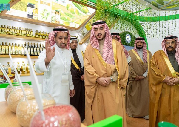 سموُّ الأميرِ فيصل بن نواف يدشِّن مهرجانَ زيتون الجوف الدولي في نسخته الـ 16 وينوِّه بدعم القيادة للقطاع الزراعي