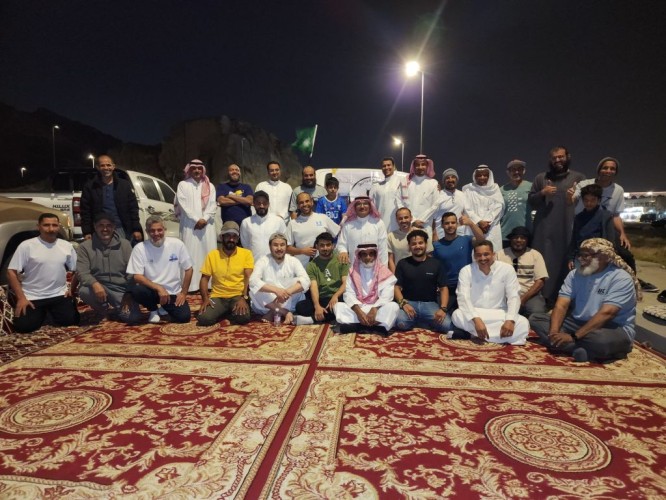 فريق عشاق الشوامخ يحتفل برفع العلم السعودي بيوم العلم في أعلى قمة جبل الطارقي