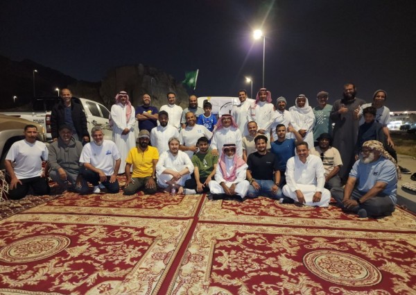 فريق عشاق الشوامخ يحتفل برفع العلم السعودي بيوم العلم في أعلى قمة جبل الطارقي