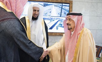 سمو الأمير فيصل بن بندر بن عبدالعزيز يستقبل رئيس المحكمة العامة بالمنطقة