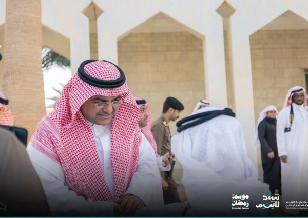 الأمير منصور بن محمد بن سعد يقيم مأدبة إفطارٍ رمضانية لأبنائه من جمعية رعاية الأيتام بـ حفر الباط