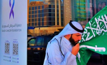 تفاعلا مع يوم العلم السعودي .. جمعية السرطان السعودية توزع أكثر من 1500 علم سعودي