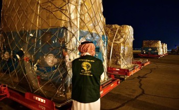 غادرت الرياض .. طائرتان إغاثيتان تحملان 168 طناً من مساعدات المملكة للشعب الأوكراني
