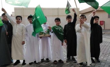 أطفال يحملون الأعلام في “يوم العلم” ويرددون نشيد الوطن