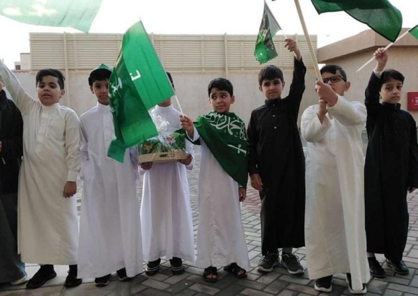 أطفال يحملون الأعلام في “يوم العلم” ويرددون نشيد الوطن