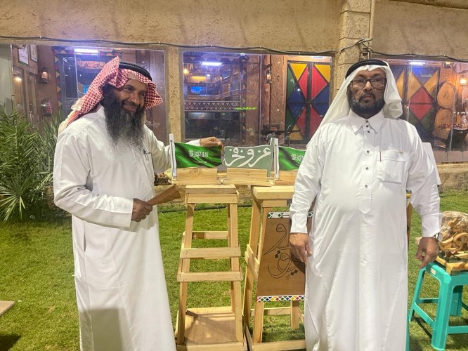 جسد العلم السعودية بتحفة فنية .. “الشمال” تلتقي بـ”الخطاط السعودي سعيد الشهراني”