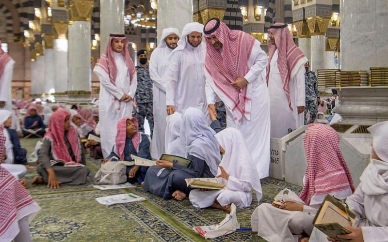 سمو أمير منطقة المدينة يقوم بزيارة تفقدية لحلقات القرآن الكريم والمتون العلمية في رحاب المسجد النبوي