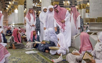 سمو أمير منطقة المدينة يقوم بزيارة تفقدية لحلقات القرآن الكريم والمتون العلمية في رحاب المسجد النبوي