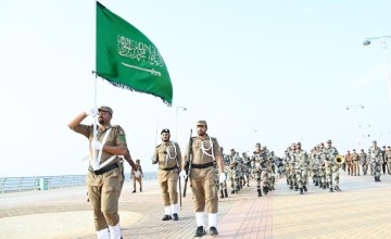 القطاعات الأمنية بجازان تنظم مسيرة عسكرية بمناسبة يوم العلم