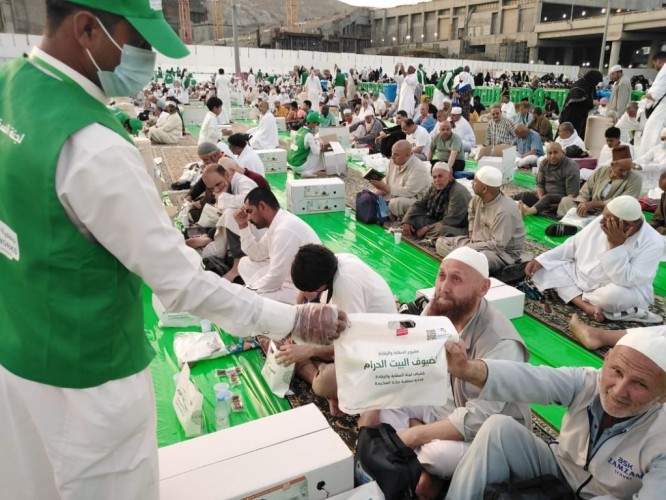 جمعية نافع للأعمال التطوعية تفطر صائم الحرم الشريف في ٢٠٠٠ وجبة