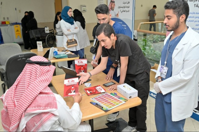 فريق عيادة الدهون بمستشفى جامعة الملك عبدالعزيز يختتم الحملة التوعوية عن كوليسترول الدم العائلي المنتشر