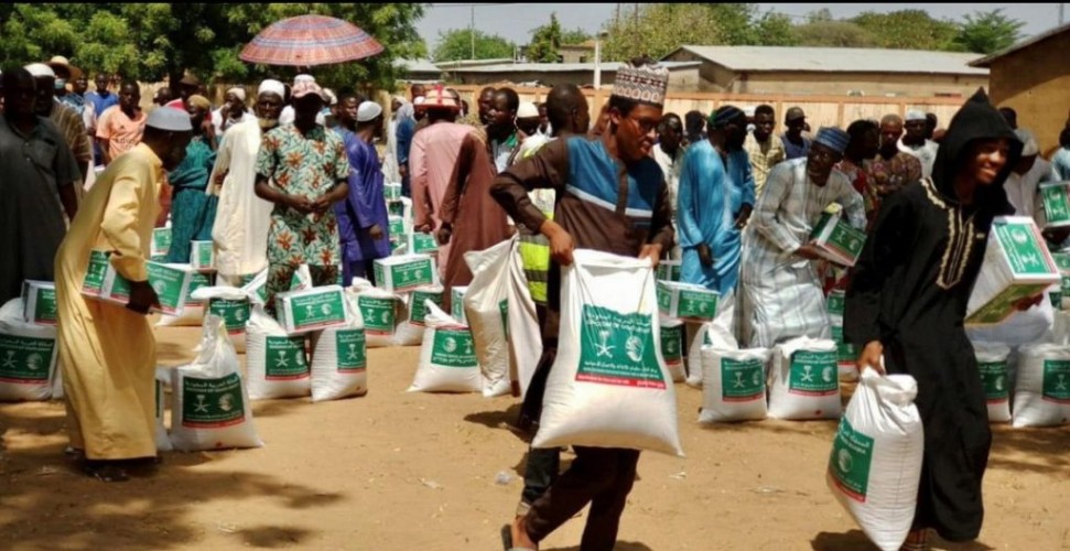 مركز الملك سلمان للإغاثة يوزع 15 طناً من السلال الغذائية في مدينة تشاشو بمحافظة بورغو في بنين