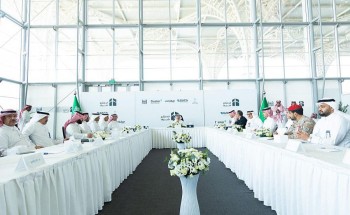 وزير النقل والخدمات اللوجستية يقف على حركة السفر في مطار الأمير محمد بن عبدالعزيز الدولي بالمدينة المنورة