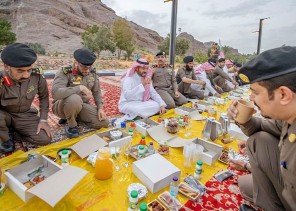 سمو نائب أمير حائل يشارك رجال الأمن وجبة الإفطار في الميدان