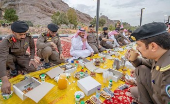 سمو نائب أمير حائل يشارك رجال الأمن وجبة الإفطار في الميدان