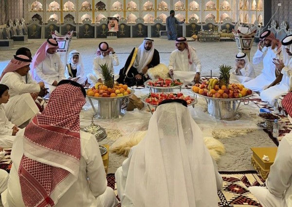 إبن خزيم  يقيم مأدبة أفطار جماعي في ديوانه الخاص بمركز الخفيج بمناسبة حلول عيد الفطر المبارك