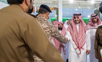 سمو نائب أمير مكة المكرمة يشارك رجال الأمن والجهات المشاركة في خدمة ضيوف الرحمن طعام الإفطار ‏في المسجد الحرام