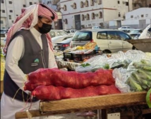 بمشاركة الجهات الأمنية مداهمة  سوق عشوائي بعتيبية مكة
