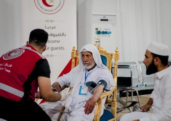 هيئة الهلال الأحمر السعودي تقدم خدماتها الإسعافية والتطوعية للمعتمرين العراقيين