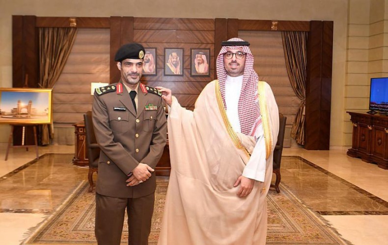 سمو الأمير سعود بن جلوي يقلّد مدير إدارة مكافحة المخدرات بجدة رتبته الجديدة