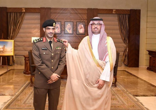 سمو الأمير سعود بن جلوي يقلّد مدير إدارة مكافحة المخدرات بجدة رتبته الجديدة