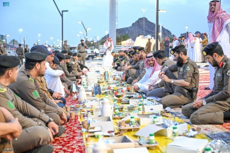 نائب أمير حائل يشارك رجال الأمن وجبة الإفطار في الميدان