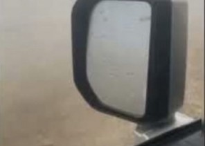 دون أن يصاب بأذى .. شاهد: بردية تحطم سيارة مواطن مسافر على طريق الحجاز القديم بعفيف