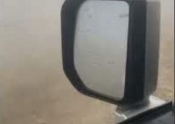 دون أن يصاب بأذى .. شاهد: بردية تحطم سيارة مواطن مسافر على طريق الحجاز القديم بعفيف