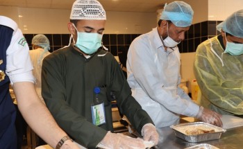 فريق الشعلة التطوعي يشارك في مشروع إفطار الصائمين بجمعية ساعد الخيرية بعرعر