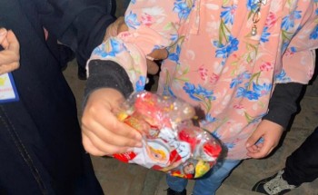 عيديات وهدايا تنثر البهجة على الأطفال في «حديقة الزهور»