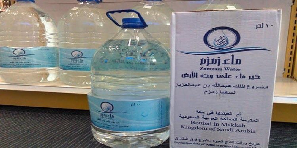 عند مغادرة المملكة بعد الانتهاء من العمرة .. الحج تضع شرطين لشحن ماء زمزم من قبل المعتمرين في الطائرات