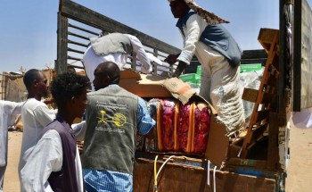 مركز الملك سلمان للإغاثة والأعمال الإنسانية يوزع مواد غذائية وإيوائية للنازحين والمتضررين في مدينة بورتسودان في ولاية البحر الاحمر