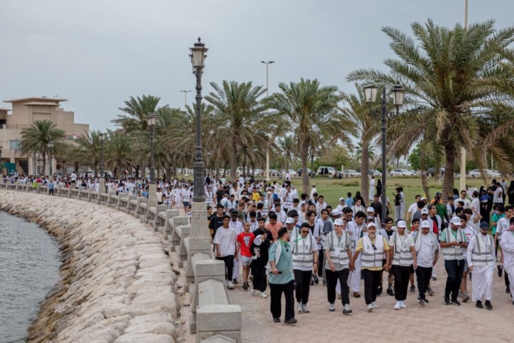 2000 طالب وطالبة بالشرقية يشاركون “أبصر” في مبادرة “هيا نمشي” بالواجهة البحرية بكورنيش الدمام