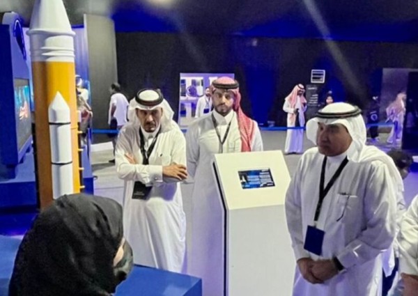 مدير وزارة الإعلام بمنطقة مكة يزور معرض السعودية نحو الفضاء