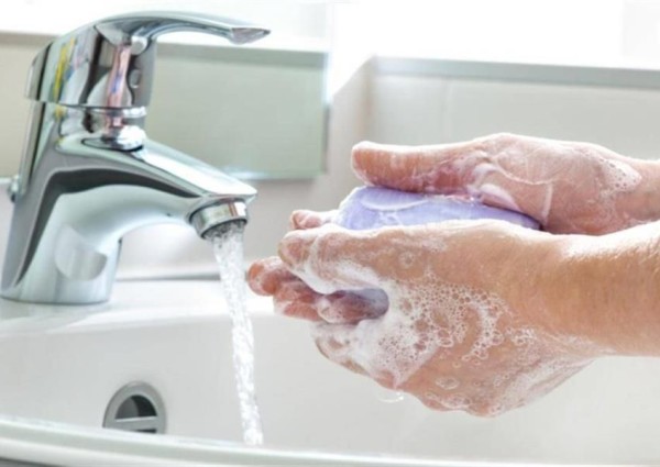 دراسة علمية : غسل اليدين بالصابون يقلل احتمالات الإصابة بأمراض الجهاز التنفسي الحادة