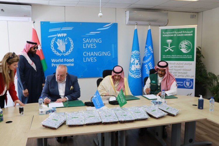 سفير خادم الحرمين بالأردن يدشن حملة توزيع 500 طن متري من التمور السعودية المخصصة لبرنامج الأغذية العالمي